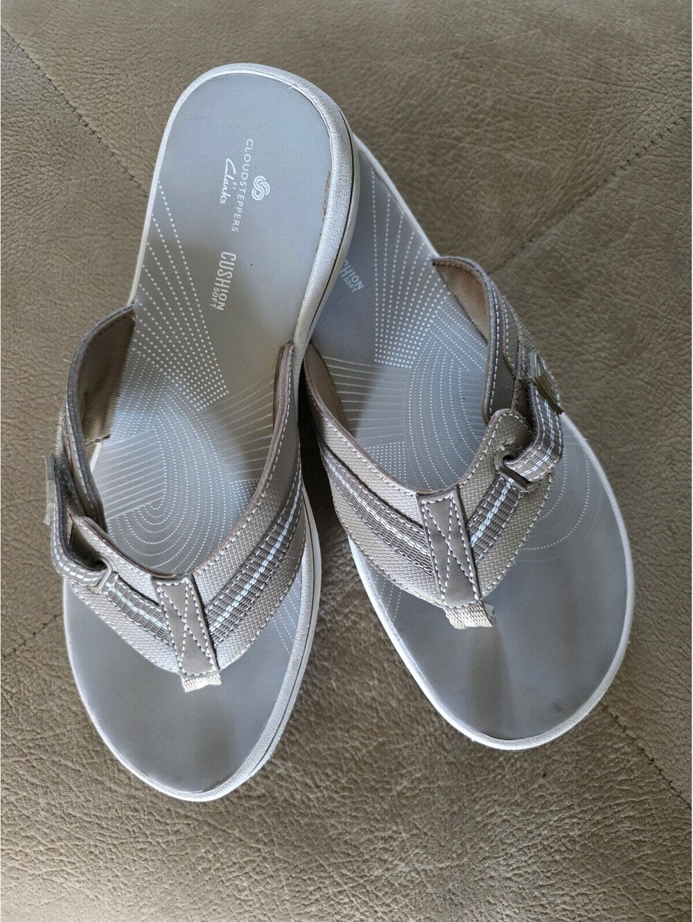 Clarks Cushion Flip Flop Sandals in Light Gray, Size 7